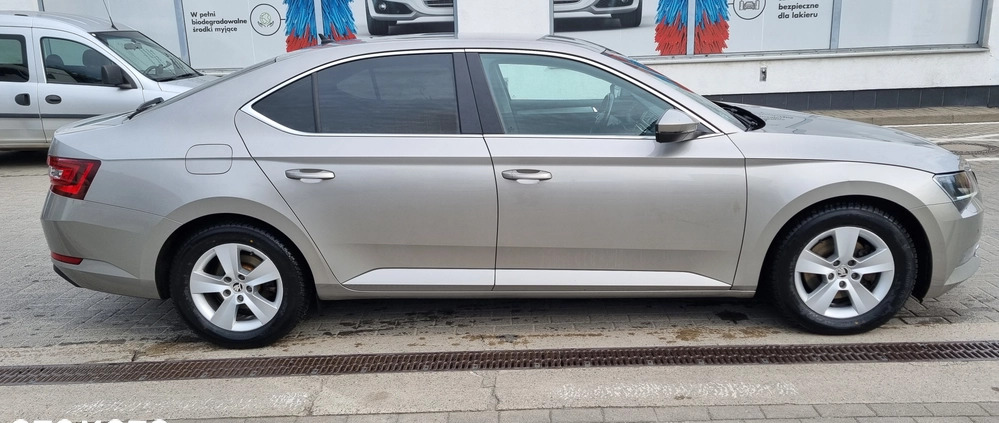 Skoda Superb cena 61900 przebieg: 298700, rok produkcji 2017 z Wojkowice małe 596